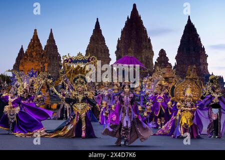 Indonesia, Giava Orientale, Jember. Composito di artisti nel Jember Fashion Carnival. (Solo per uso editoriale) Foto Stock