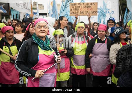 Buenos Aires, Buenos Aires, Argentina. 1 maggio 2024. Migliaia di persone hanno marciato per Buenos Aires mercoledì in occasione della giornata internazionale dei lavoratori, con manifestanti che hanno espresso una forte opposizione alle proposte di riforma del lavoro del presidente Javeir Milei. (Immagine di credito: © Igor Wagner/ZUMA Press Wire) SOLO PER USO EDITORIALE! Non per USO commerciale! Foto Stock