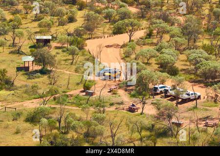 Vista sulle strutture per picnic e barbecue da Irwin Lookout al Coalseam Conservation Park nella regione settentrionale di Wheatbelt nell'Australia Occidentale. Foto Stock