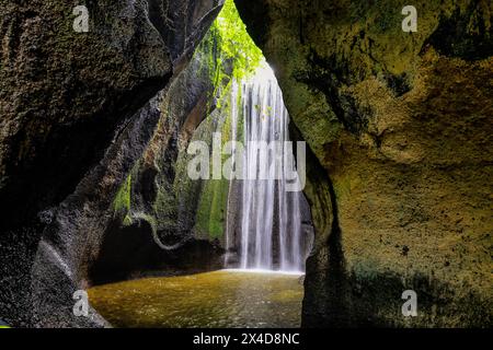 Cascata Tukad Cepung nelle montagne centrali di Bali, Indonesia. Scavato in un canyon sotterraneo Foto Stock