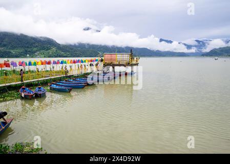 Nepal, Pokhara. Attracco e barche sul lago Phewa Foto Stock