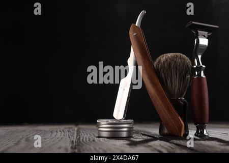 Strumenti per lo styling di baffi e barba su un tavolo di legno. Spazio per il testo Foto Stock