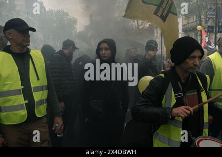 Parigi, Francia. 1° maggio 2024. I manifestanti inghiottiti di fumo nero da un bagliore nelle vicinanze scatenato all'interno del contingente del blocco Nero presente durante la dimostrazione. Le proteste annuali del giorno di maggio hanno visto più di 120.000 marzo in tutta la Francia con un grande raduno a Parigi che ha portato a scontri tra manifestanti e polizia antisommossa, con 45 arresti effettuati nella capitale. (Foto di Graham Martin/SOPA Images/Sipa USA) credito: SIPA USA/Alamy Live News Foto Stock