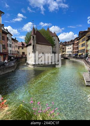 Annecy, alta Savoia, Francia: Palais de l'Ile, residenza del castellano di Annecy nel XII secolo, costruito nel mezzo del fiume Thiou Foto Stock