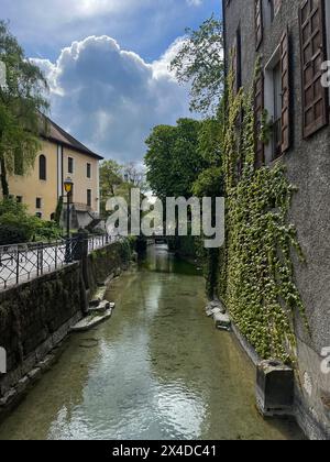 Annecy, alta Savoia, Francia: Lo skyline della città vecchia e le acque cristalline del fiume Thiou che scorre in uno dei canali di Annecy, Venezia francese Foto Stock