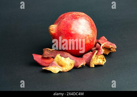 pelle di melograno secca e frutta fresca. Buccia di melograno secco (Punica granatum). Foto Stock