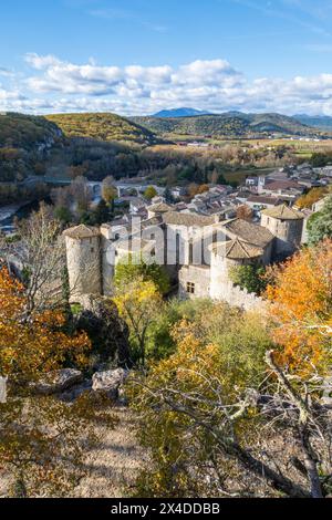 Vista sui tetti del villaggio di Vogüé. Classificato tra l'associazione Les Plus Beaux Villages de France. Fotografia verticale scattata in Francia Foto Stock