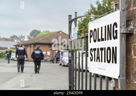 Kidderminster, Regno Unito. 2 maggio 2024. I sondaggi si aprono in tutto il paese per le elezioni locali. La polizia locale partecipa ai seggi elettorali per monitorare e prevenire eventuali problemi nel processo elettorale. Crediti: Lee Hudson/Alamy Live News Foto Stock