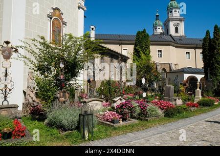 Salisburgo, Austria. Abbazia di San Pietro e monastero. Vecchi marcatori del cimitero degli anni '1700 Foto Stock