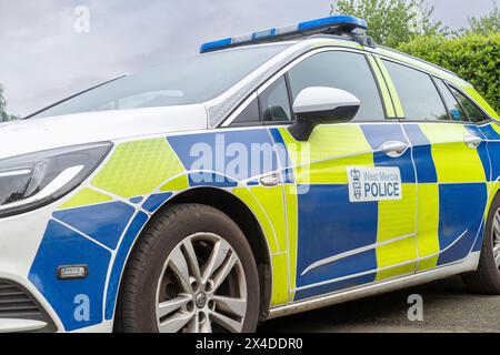 Vista ravvicinata di un'auto della polizia di West Mercia con luci blu sul tetto. Foto Stock