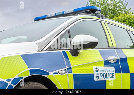 Vista ravvicinata di un'auto della polizia di West Mercia con luci blu sul tetto. Foto Stock