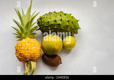 Ananas, Soursop, Locust e Citrus su sfondo bianco Foto Stock