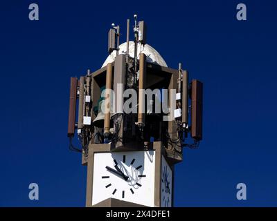 Antenne di comunicazione nella chiesa di Praia da costa ad Aveiro, portogallo, dune di sabbia con vista panoramica sulla spiaggia dell'Oceano Atlantico Foto Stock