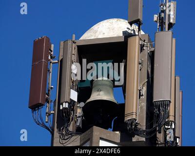 Antenne di comunicazione nella chiesa di Praia da costa ad Aveiro, portogallo, dune di sabbia con vista panoramica sulla spiaggia dell'Oceano Atlantico Foto Stock