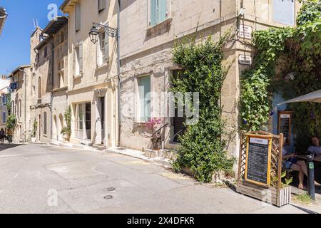 Arles, Bouches-du-Rhone, Provence-Alpes-Cote d'Azur, Francia. E un piccolo caffè ad Arles. (Solo per uso editoriale) Foto Stock