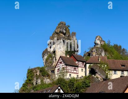 Vista del castello di roccia a Tuechersfeld, Pottenstein nella Svizzera Franconica, Baviera Germania Foto Stock