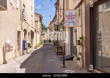 L'Isle-sur-la-Sorgue, Avignone, Vaucluse, Provence-Alpes-Cote d'Azur, Francia. Negozi in un vicolo. (Solo per uso editoriale) Foto Stock