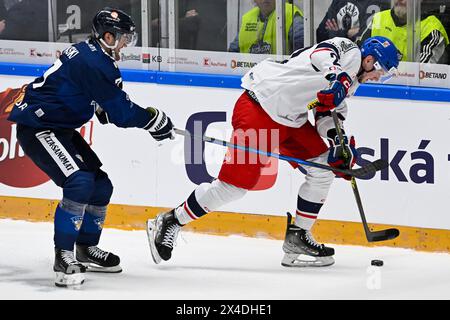 Brno, Repubblica Ceca. 2 maggio 2024. Da sinistra Oliwer Kaski della Finlandia e il ceco Jachym Kondelik in azione durante i Czech Ice Hockey Games, torneo finale di Euro Hockey Tour Match Finlandia vs Cechia a Brno, Repubblica Ceca, 2 maggio 2024. Crediti: Vaclav Salek/CTK Photo/Alamy Live News Foto Stock