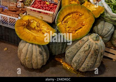 Primo piano di alcune zucche in vendita in un mercato argentino Foto Stock