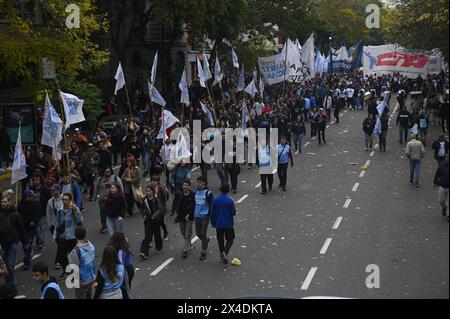 Buenos Aires, Argentina. 1° maggio 2024. I nomi dei lavoratori di uno dei sindacati argentini marciano con striscioni per le strade di Buenos Aires in occasione della giornata internazionale dei lavoratori. Migliaia di persone hanno marciato per Buenos Aires mercoledì in occasione della giornata internazionale dei lavoratori, con manifestanti che hanno espresso una forte opposizione alle proposte di riforma del lavoro del presidente Javeir Milei. (Foto di Igor Wagner/SOPA Images/Sipa USA) credito: SIPA USA/Alamy Live News Foto Stock