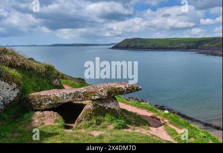 King's Quoit, Manorbier Beach, Manorbier, Pembrokeshire, Galles Foto Stock