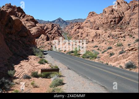 Strada che attraversa il Valley of Fire State Park in un giorno di aprile rovente nel 2024. Foto Stock