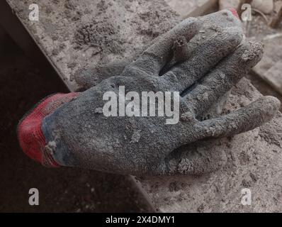 Guanti in pelle vecchi e diiirty per la costruzione di case. Foto Stock