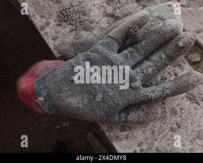 Guanti in pelle vecchi e diiirty per la costruzione di case. Foto Stock