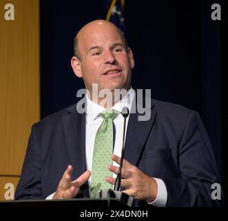 Washington, Stati Uniti d'America. 29 aprile 2024. Ethan Rosenzweig si rivolge al corpo diplomatico durante una Open House del Dipartimento di Stato degli Stati Uniti presso il quartier generale della NASA, il 29 aprile 2024, a Washington, DC Credit: Bill Ingalls/NASA Photo/Alamy Live News Foto Stock