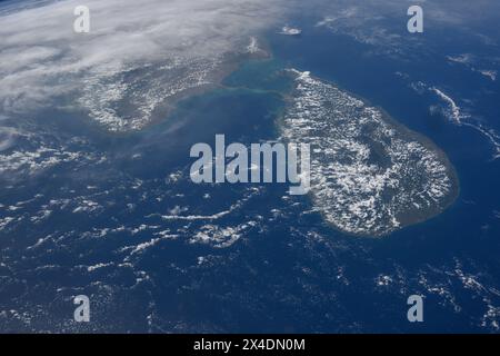 Oceano Indiano, Sri Lanka. 20 aprile 2024. Una vista dalla stazione spaziale Internazionale dell'isola tropicale a forma di lacrima dello Sri Lanka circondata dall'Oceano Indiano da quasi 260 miglia sopra la superficie terrestre, 20 aprile 2024, in Earth Orbit. Nuvole maculate coprono leggermente il paese e il vicino Sud India. Credito: Astronaut provided/NASA Photo/Alamy Live News Foto Stock