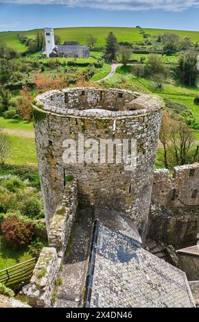 Torre rotonda che si affaccia sulla Chiesa di San Giacomo la grande, il Castello di Manorbier, Manorbier, Pembrokeshire, Galles Foto Stock