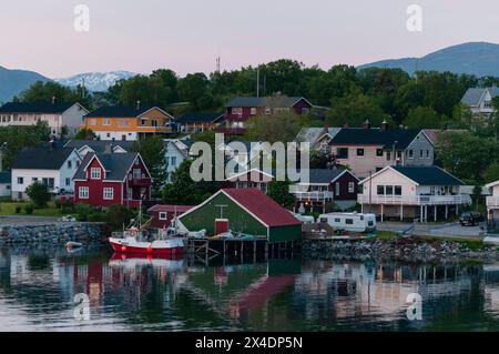 Le case colorate nella città costiera di Bronnoysund si riflettono sul porto. Bronnoysund, Bronnoy, Nordland, Norvegia. Foto Stock