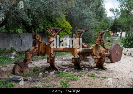 Vecchi macchinari agricoli arrugginiti lasciati in un campo a Betlemme di Galilea in Israele. Foto di alta qualità Foto Stock