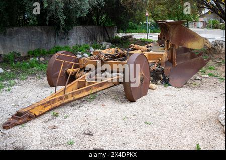 Vecchi macchinari agricoli arrugginiti lasciati in un campo a Betlemme di Galilea in Israele. Foto di alta qualità Foto Stock