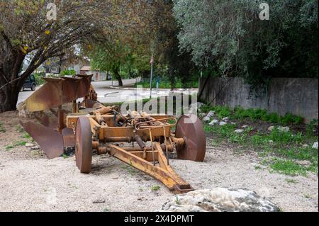 Vecchi macchinari agricoli arrugginiti lasciati in un campo a Betlemme di Galilea in Israele. Foto di alta qualità Foto Stock