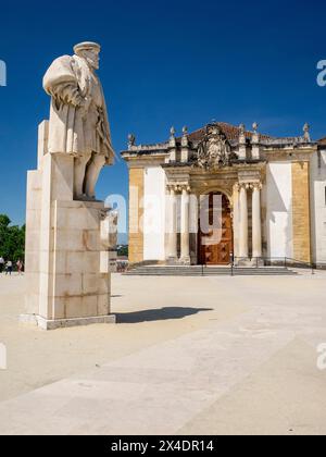 Statua del re Joao III nel cortile dell'Università di Coimbra e della biblioteca Joanina. Foto Stock