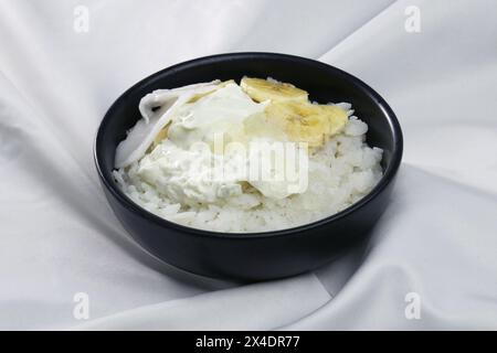 Doi Chira, cucina tradizionale bengalese sana e fresca estiva. L'ingrediente principale sono il riso piatto e la cagliata imbevuti d'acqua. Altri sono zucchero, sale, Banana sl Foto Stock