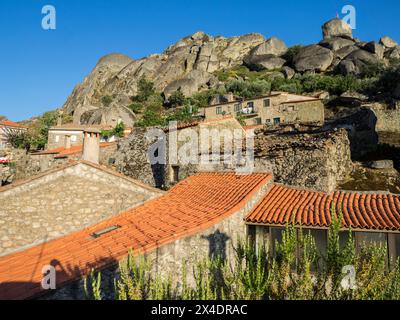 Vista sui tetti del villaggio storico di Monsanto. Foto Stock