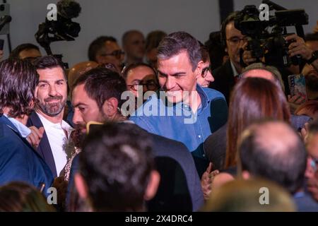 Barcellona, 02/05/2024, Pedro Sánchez fa la sua prima apparizione ad un evento politico dopo il periodo di riflessione che ha preso per 5 giorni. Il presidente spagnolo ha organizzato una manifestazione nella città di Sant Boi per la campagna elettorale catalana, dove il candidato socialista è il favorito principale per vincere le elezioni. Pedro Sánchez hace su primera aparición en un acto político después del período de reflexión que se tomó durante 5 días. El presidente español ha realizado un mitin en la ciudad de Sant Boi para la Campaña en las elecciones catalanas, donde el candidato socialista es el principal favo Foto Stock