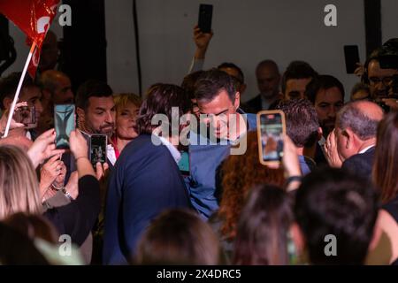 Barcellona, 02/05/2024, Pedro Sánchez fa la sua prima apparizione ad un evento politico dopo il periodo di riflessione che ha preso per 5 giorni. Il presidente spagnolo ha organizzato una manifestazione nella città di Sant Boi per la campagna elettorale catalana, dove il candidato socialista è il favorito principale per vincere le elezioni. Pedro Sánchez hace su primera aparición en un acto político después del período de reflexión que se tomó durante 5 días. El presidente español ha realizado un mitin en la ciudad de Sant Boi para la Campaña en las elecciones catalanas, donde el candidato socialista es el principal favo Foto Stock