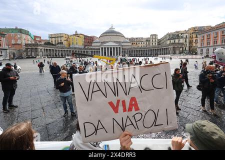 Napoli, Italia, 2 maggio 2024. Persone durante la manifestazione contro il generale Roberto Vannacci, candidato alle elezioni europee del 2024 per il partito Lega, a Napoli per presentare il suo libro. Foto Stock