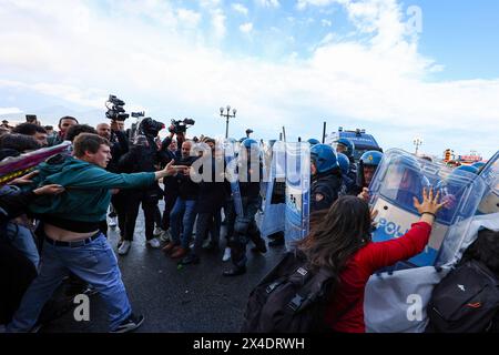 Napoli, Italia, 2 maggio 2024. Scontri tra manifestanti e polizia durante la manifestazione contro il generale Roberto Vannacci, candidato alle elezioni europee del 2024 per il partito della Lega, a Napoli per presentare il suo libro. Foto Stock