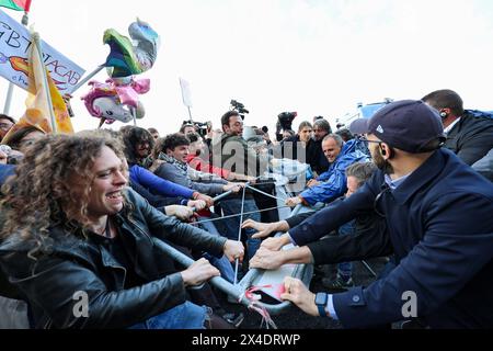 Napoli, Italia, 2 maggio 2024. Scontri tra manifestanti e polizia durante la manifestazione contro il generale Roberto Vannacci, candidato alle elezioni europee del 2024 per il partito della Lega, a Napoli per presentare il suo libro. Foto Stock