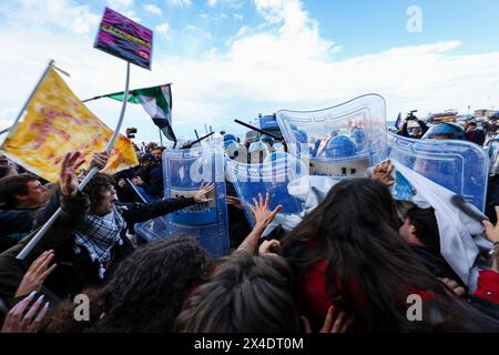 Napoli, Italia, 2 maggio 2024. Scontri tra manifestanti e polizia durante la manifestazione contro il generale Roberto Vannacci, candidato alle elezioni europee del 2024 per il partito della Lega, a Napoli per presentare il suo libro. Foto Stock