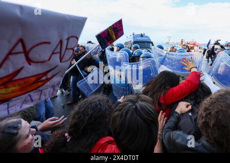 Napoli, Italia, 2 maggio 2024. Scontri tra manifestanti e polizia durante la manifestazione contro il generale Roberto Vannacci, candidato alle elezioni europee del 2024 per il partito della Lega, a Napoli per presentare il suo libro. Foto Stock