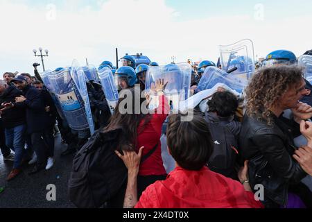 Napoli, Italia, 2 maggio 2024. Scontri tra manifestanti e polizia durante la manifestazione contro il generale Roberto Vannacci, candidato alle elezioni europee del 2024 per il partito della Lega, a Napoli per presentare il suo libro. Foto Stock