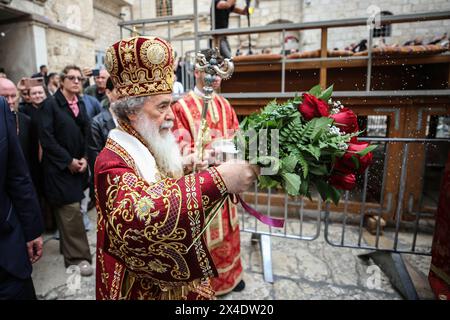 Gerusalemme, Israele. 2 maggio 2024. Il Patriarca Teofilo III di Gerusalemme presiedette il servizio. I cristiani partecipano alla messa del giovedì Santo prima delle celebrazioni pasquali presso la Chiesa del Santo Sepolcro nella città Vecchia di Gerusalemme. Il Patriarca Teofilo III di Gerusalemme ha presieduto il servizio come partecipanti alla cerimonia ha acceso le candele e pregato, accompagnato da inni. (Foto di Saeed Qaq/SOPA Images/Sipa USA) credito: SIPA USA/Alamy Live News Foto Stock