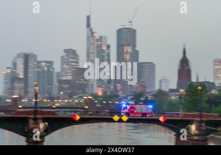 2 maggio 2024, Assia, Francoforte sul meno: Un veicolo di emergenza dei vigili del fuoco attraversa il ponte Ignatz Bubis. Fulmini, tuoni e forti piogge hanno attraversato la regione del Reno-meno. Foto: Andreas Arnold/dpa Foto Stock