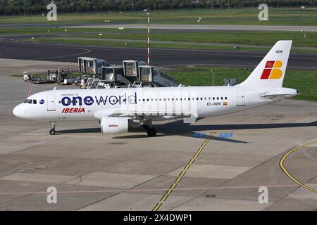 Spagnolo Iberia Airbus A320-200 con registrazione EC-HDN nella livrea Oneworld Alliance all'aeroporto di Dusseldorf Foto Stock