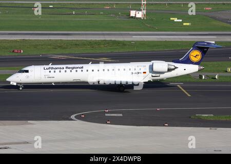 Bombardier regionale tedesco Lufthansa CRJ700 con registrazione D-ACPR sulla strada di rullaggio all'aeroporto di Dusseldorf Foto Stock